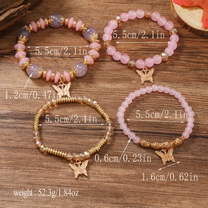 Detailansicht eines 4-teiligen Perlenarmband-Sets mit Schmetterlingsanhängern und Marmormuster