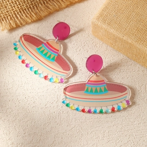 Detail van acryl Mexicaanse Sombrero oorbellen met kleurrijke strepen en kleine pompons