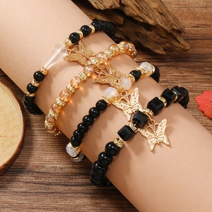 Böhmisches mehrlagiges Perlenarmband-Set mit goldenen Schmetterlingsanhängern und Harzperlen