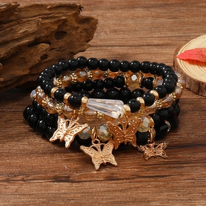 Details böhmischer mehrlagiger Perlenarmbänder mit schwarzen Perlen und Schmetterling
