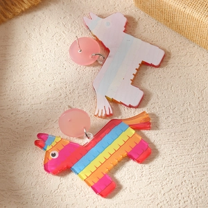 Detailopname van kleurrijke acryl piñata alpaca oorbellen voor carnaval en festivals