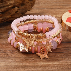 Böhmisches mehrlagiges Perlenarmband-Set mit rosa Perlen und goldenen Schmetterlingsanhängern