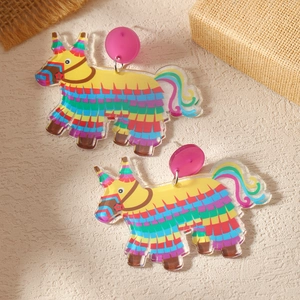 Detailopname van kleurrijke piñata paard acryl hangoorbellen voor festivals
