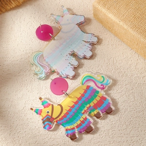 Detailopname van kleurrijke acryl pinata oorbellen met felle regenboogstrepen en zachte pasteltinten