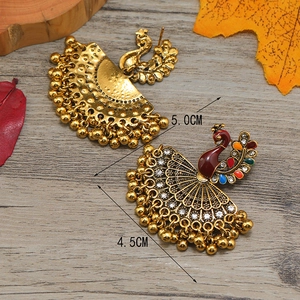 Boucles d'oreilles indiennes paon vintage avec émail coloré et clochettes dorées
