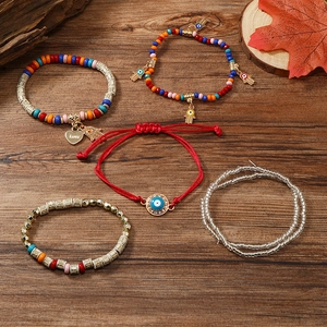 Detail eines fünfteiligen böhmischen Armbandsets mit Evil Eye- und Hamsa-Anhängern