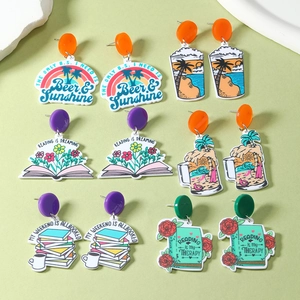 Boucles d'Oreilles Créatives en Acrylique Lecture Livre Fleurs Plage Chope de Bière Motifs Ensoleillés Boucles d'Oreilles Pendantes Pour Femmes Bijoux Littéraires Cadeau
