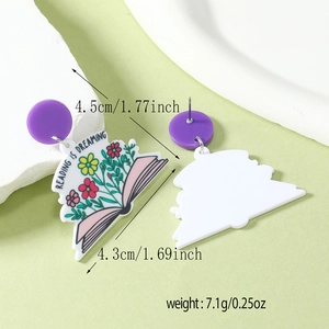 Détail des boucles d'oreilles en acrylique livre floral avec texte et dimensions précises
