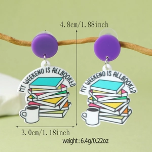Détail des boucles d'oreilles en acrylique avec pile de livres et tasse à café