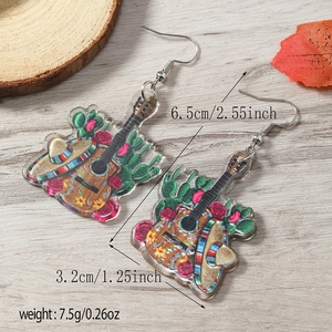 Détail des boucles d'oreilles en acrylique avec guitare et cactus avec mesures précises