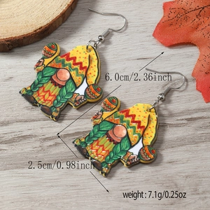 Détail des boucles d'oreilles gnome en acrylique avec dimensions 6,0cm x 2,5cm et poids 7,1g