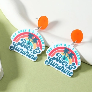 Détail de boucles d'oreilles en acrylique avec arc-en-ciel et palmier style d'été