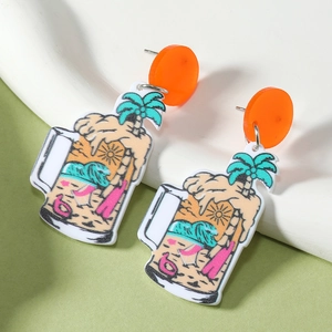 Détail des boucles d'oreilles chope de bière d'été avec palmier vert et clou orange