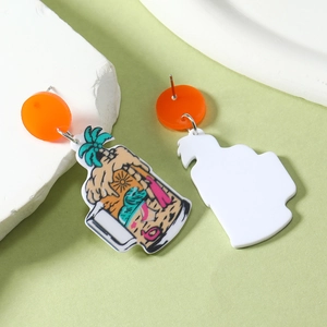 Détail de boucles d'oreilles en acrylique avec motifs de plage et clous orange