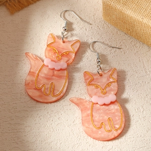 Niedliche rosa Marmor Acryl Fuchs Ohrhänger mit goldenen Konturen und Blüten-Charms