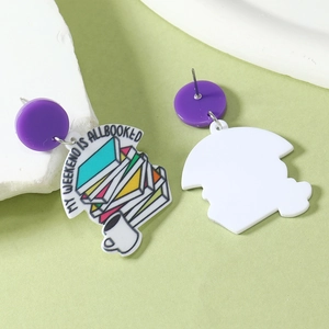 Détail des boucles d'oreilles livres en acrylique avec texte My Weekend Is All Booked