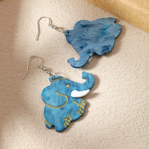 Detail von Cartoon-Elefanten-Ohrringen aus blauem Acryl mit goldener Konturierung