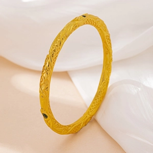 Franse vintage gouden armband met drakenschubben reliëf en groene accenten