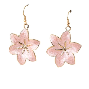 Pendientes de flor de esmalte rosa con centros de estrella dorados y ganchos