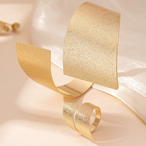 Set bracciale e anello dorati irregolari con finitura in metallo smerigliato opaco