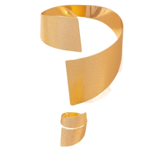 Set gioielli dorati con bracciale rigido e anello aperto dal design opaco e lucido