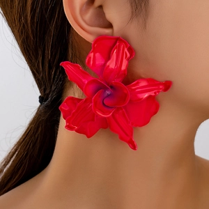 Nahaufnahme übergroßer roter Blumenohrringe mit 3D-Lagen-Blütenblättern am Model