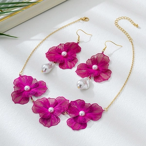 Detailset aus magentafarbenem Blumenanhänger-Halskette und Perlenohrringen auf Weiß