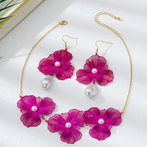 Exquisites hohles Blumen-Schmuckset mit magentafarbenen Blüten und eleganten Perlen