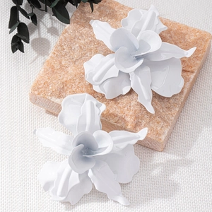 Statement Übergroße weiße Blumenohrringe mit 3D-Lagenblättern für modische Streetwear