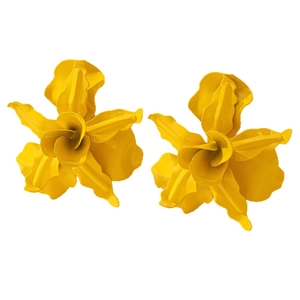 Auffällige gelbe Blumenohrringe in Übergröße mit mattem Finish auf weißem Grund