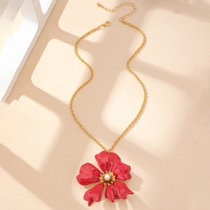 Vue détaillée du collier pendentif fleur en émail rouge avec perle et chaîne dorée