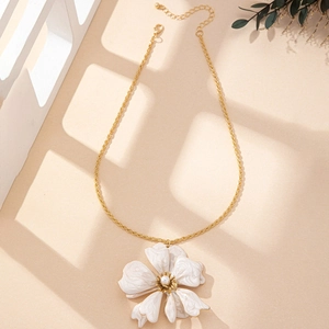 Détail d'un pendentif fleur en émail vintage français avec perles sur chaîne dorée