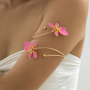 Verstelbare gouden bovenarmband met roze emaille bloemen voor elegante vrouwen