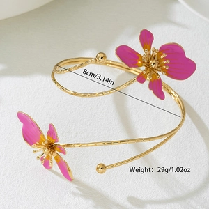 Gouden open armband met kleurrijke emaille bloemen en afmetingen van 8cm diameter