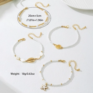 Set de tobilleras de cuentas playeras con dijes de conchas y estrellas de mar en dorado