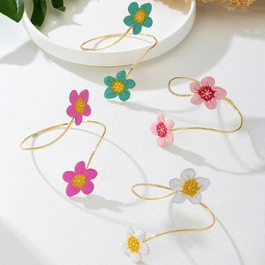Florale goudkleurige armbanden met kleurrijke emaille bloemblaadjes voor een zomerse look