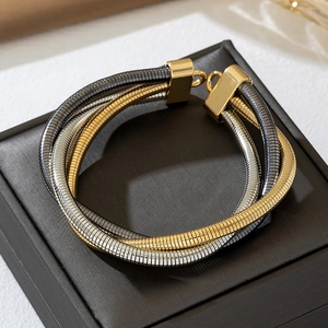 Détail du bracelet torsadé à chaîne serpent tricolore en or, argent et gris anthracite