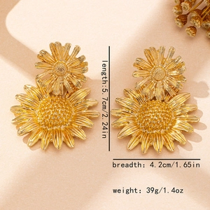 Detailweergave van gouden zonnebloem oorbellen met afmetingen 5,7cm bij 4,2cm