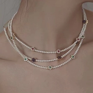 Collier de perles à trois rangs avec breloques fleurs colorées au style rétro français