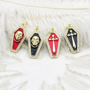 Colgantes de ataúd gótico con calaveras y cruces de oro 18K sobre esmalte negro y rojo