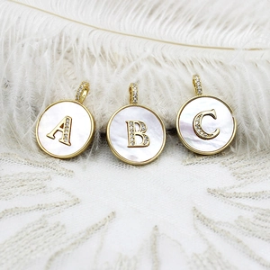 Vergoldeter Messing Runder Alphabet Buchstabe Anhänger Mit Weißem Perlmutt Zirkonia Pflaster Charm Für Schmuckherstellung Damen Halskette Material