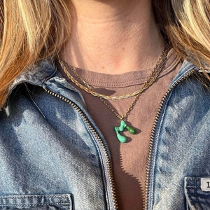 Colliers dorés superposés avec pendentifs fluides en émail vert et breloques bulles