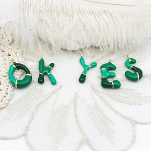 Vue détaillée de pendentifs lettres émail vert et or OK YES pour bijoux DIY