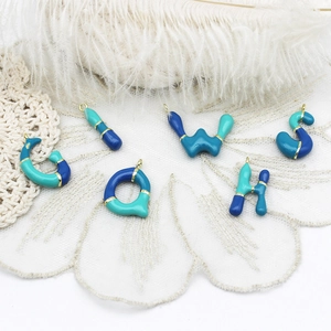 Détails des pendentifs lettres en émail bleu avec bordure dorée pour bijoux faits main