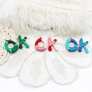 Pendentifs alphabet O et K en émail coloré avec anneaux dorés pour bijoux DIY
