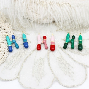 Détails des pendentifs colorés en émail lettre H pour la création de colliers