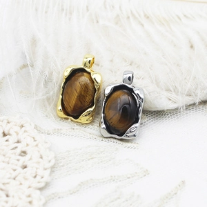 Detail von Tigerauge-Anhängern mit 18K Gold und Silber unregelmäßigen Lava-Rahmen