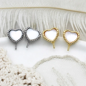Pendientes de corazón de nácar con baño de oro de 18K y aguja de plata 925