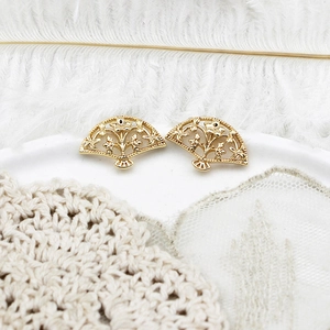 Elegant 18K gold plated hollow fan-shaped baroque pearl stud earrings for women
