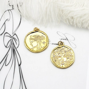 Collares de medallón chapados en oro 18K con retrato de reina y colgantes de Medusa
